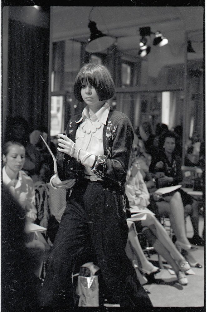 The Young Anna Wintour at the Paris Collections early 1970’s | theloupe.org